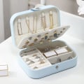 Miniatyrbilde 3 av 7: Smykkeboks liten smykkeskrin reise smykkeskrin oppbevaring for kvinner jenter, premium kunstlær dobbelt lag smykkeskrin arrangør Light Blue