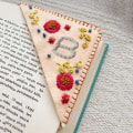 Miniatyrbild 1 av 7: Handbroderat hörnbokmärke, 26 bokstäver personliga bokmärken kvinnor årstider bokmärken filt triangel bokmärke gåvor för bokälskare män barn B Autumn