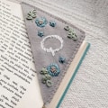 Miniatyrbild 1 av 7: Handbroderad hörnbokmärke, 26 bokstäver personliga bokmärken kvinnor årstider bokmärken filt triangel bokmärke gåvor för bokälskare män barn Q Winter