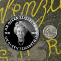 Miniatyrbillede 3 af 3: Dronning Elizabeth II Mindebrystspænde - Nemt bærbart mærke til tøj, tasker og vægge（grøn）