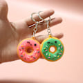 Miniatyrbillede 1 af 5: 2 stk. populær nøglering (pink + grøn) Stereoskopisk tegneserie vedhæng Donut nøglering