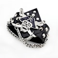 Miniatyrbild 2 av 4: Breda nitarmband i läder med karibisk pirataccessoar