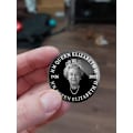 Miniatyrbillede 2 af 3: Dronning Elizabeth II Mindebrystspænde - Nemt bærbart mærke til tøj, tasker og vægge（grøn）