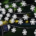 Miniatyrbild 1 av 5: 100 LED solardrivna julsnöflingelampor utomhus, 39 fot solcellslampor snöflinga ljusslinga vattentät för julgran, semester, bröllopsfest, uteplats