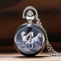 Miniatyrbild 3 av 3: 2023 Ny Uppgraderad Retro Fashion Löpande Häst Quartz Fickur Halsband för Kvinnor Män Gåvor