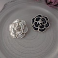 Miniatyrbilde 3 av 4: Luksuriøs kamelia perle brosje for kvinner - elegant design med imitert perle eller rhinestone (sølv)