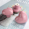 Miniatyrbild 4 av 5: Set med 8 rosa hjärtformade knoppar i keramik till köksskåp för barnrum