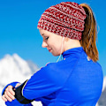 Miniatyrbild 4 av 5: 1 st Ponytail Messy Bun Tail Kvinnors Solid Ribbad Mössa Cap Tom Hat Stickad Ullmössa（röd）