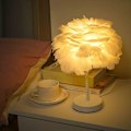 Miniatyrbillede 2 af 5: Hvid Fjer Bordlampe  Sengelampe Med Træbase  Fjer Bordlampe  Skrivebordslampe Til Soveværelse  Hjemmedekoration 240796