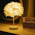 Miniatyrbillede 1 af 5: Hvid Fjer Bordlampe  Sengelampe Med Træbase  Fjer Bordlampe  Skrivebordslampe Til Soveværelse  Hjemmedekoration 240796