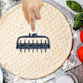 Pikkukuva 4 / 5: Pizzapohjan kaulinpiikittäjä, kakku-, piirakka-, pizza-, keksi-, leipä- ja leivonnaistaikinan piikittäjä, neulakaulinpyörä, rei'itin, leivontatyökalu (2 kpl)