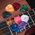 Miniatyrbild 4 av 5: 30st Gitarrplektrum 0.5mm 0.75mm 1.0mm Tunna Varierade Färgglada Kärlekshjärta Celluloidplektrum för Bas Elgitarr Akustisk Gitarr Ukulele KAESI