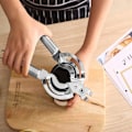 Miniatyrbilde 2 av 5: Multifunksjonell Manuell Boksåpner 4 i 1 Lett Å Vri Håndtak Glatt Kant Boksåpnere Kan Multifunksjonell Flaskeåpner Rustfritt Stål Blad for Bokser