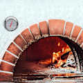 Pikkukuva 2 / 4: Puulämmitteinen pizzauuni lämpömittarilla ja kivisellä paistopinnalla