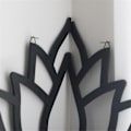 Miniatyrbillede 4 af 5: Lotus Hjørnehylde Trævægmonteret Flydende Hylde Dekorativ Blomst Plante Display Hylde til Soveværelse