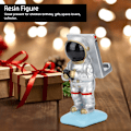 Miniatyrbillede 3 af 4: Mobiltelefonholder i form af en astronaut i resin, miniature, håndværk, skrivebordsdekoration, sølv