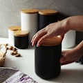Miniatyrbillede 5 af 5: Keramisk opbevaringskrukke med trælåg - Bærbar og lufttæt - til te, sukker, kaffebønner, nødder, te - Sort (800 ml)
