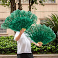 Miniatyrbillede 4 af 5: Læder lyserød struds fjer vifte til håndfoldning fjer vifte performance danse vifter fest scene karneval show rekvisitter 60/100cm mørkegrøn dark green 1 pc