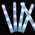 Miniatyrbillede 1 af 7: LED Glow Sticks Lysende Skumstavar Cheer Tube Mørkt Lys Fødselsdag{EE} White