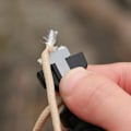 Pikkukuva 7 / 9: Paracord-rannekoru, jossa sytytystulppa, kompassi ja pilli musta musta