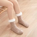 Pikkukuva 2 / 6: Karvaiset lämpimät neulotut sukat tossut, joissa on liukastumista estävä beige beige one size