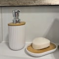 Pikkukuva 10 / 11: Kylpyhuonesetti | Saippuapumppu, Saippuakuppi, WC-harja, Roskakori, 2 Mukia Valkoinen