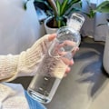 Pikkukuva 7 / 8: Lasillinen vesipullo, jonka ajan merkitsee 500 ml läpikuultavaa läpinäkyvä