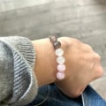 Miniatyrbillede 2 af 2: Det energistiske armbånd Rose Quartz Agate Crystal Bracelet med kort flerfarvet