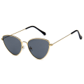 Miniatyrbilde 1 av 2: Golden Triangular Solbriller Dark Glass + Senile String gull