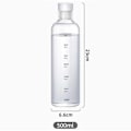 Pikkukuva 8 / 8: Lasillinen vesipullo, jonka ajan merkitsee 500 ml läpikuultavaa läpinäkyvä