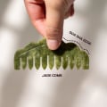 Pikkukuva 3 / 7: Luonnon jade-kampa, päänahan hierontakampa ja Gua Sha -kaavin, meridiaanihierontakampa päänhoitoon ja rentoutumiseen (serpentiini) Serpentine