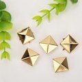 Miniatyrbild 7 av 9: 100 st fyrkantiga pyramidpunknitar 4 klor metallnitar för armband kläder skor handväska guld 12 mm