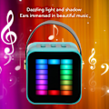 Miniatyrbillede 4 af 7: Mini Karaoke Maskine Sæt RGB Pickup Lys Digital Behandlings Chip Håndholdt Bærbar Bluetooth Højttaler med Mikrofon Green