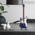 Miniatyrbilde 3 av 5: Eksklusiv Miniatyr Gitar Modell i Tre, Dekorasjon for Hjem og Kaffebar
