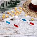 Pikkukuva 2 / 6: 3D-paperilasit elokuviin, elokuvalasit, 3D-lasit punaisella ja syaanilla linssillä, valkoiset kehykset, anaglyfiset lasit pahvista elokuviin, taitettu suojakoteloon 4 pcs
