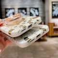 Pikkukuva 7 / 8: Sarjakuvakuori iPhonelle ja Bling Sparkle -puhelinteline Söpö puhelinkuori tytöille naisille Mickey iPhone 12  pro