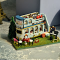 Miniatyrbillede 1 af 5: DIY hytte, mini bil, håndlavet hus, byggemodel, børnelegetøj, fødselsdagsgave, kvinde (dobbeltdækkerbus, kaffebar, snorlampe + gaveæske)