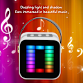 Miniatyrbillede 4 af 7: Mini Karaoke Maskine Sæt RGB Pickup Lys Digital Behandlings Chip Håndholdt Bærbar Bluetooth Højttaler med Mikrofon White
