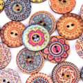 Pikkukuva 4 / 10: 100 kpl sekoitettuja kuviollisia vintage-puunappeja, joissa on 2 reikää DIY-ompeluun ja koristeluun, 20 mm