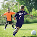 Pikkukuva 4 / 5: Jalkapallopaidat Bayern München NO.3 Min-jae Jalkapallo pojille, jossa jalkapallopaita, shortsit, sukat, jalkapallopaita lahjaksi pojille ja 22