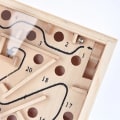 Miniatyrbillede 3 af 4: Stor trælabyrint 4,3\" x 4,3\" vippe-labyrint-spil med 60 H