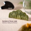 Pikkukuva 6 / 7: Luonnon jade-kampa, päänahan hierontakampa ja Gua Sha -kaavin, meridiaanihierontakampa päänhoitoon ja rentoutumiseen (serpentiini) Serpentine