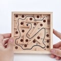 Miniatyrbillede 2 af 4: Stor trælabyrint 4,3\" x 4,3\" vippe-labyrint-spil med 60 H