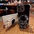 Pikkukuva 6 / 7: 6D galvanoitu astronautti piilotettu jalustakotelo iPhonelle Naisastronautti taittuva jalusta iPhone-kotelo kamerasuojalla Pehmeä TPU iskunkestävä puskuri White iPhone 11 Pro Max