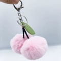 Miniatyrbilde 3 av 3: Pom Pom Nøkkelring Kunstig Pels Ball Nøkkelringer Fluffy Tote Anheng Bil Veske Sjarme Cherry Light Pink