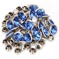 Pikkukuva 7 / 9: 20 sarjaa värikkäitä hopeisia strassiniittejä, DIY-laukkujen, kenkien ja vaatteiden koristeluun, 10 mm x 10 mm, hopeanväriset, vaaleansiniset strassit