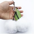 Miniatyrbilde 3 av 3: Pom Pom Nøkkelring Kunstig Pels Ball Nøkkelringer Fluffy Tote Anheng Bil Veske Sjarme Cherry White
