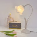 Miniatyrbild 2 av 6: Modern sängbordslampa i Tiffany-stil med blommigt mönster