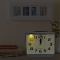 Miniatyrbild 3 av 5: Analog väckarklocka, stor fyrkantig väckarklocka, högkvalitativ tyst rörelse, transparent plastspegel, med nattljus, utan batteri (storlek: 14 *