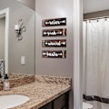 Miniatyrbild 5 av 5: 4 stycken badrumsväggsdekorationer Soak Relax Breathe Farmhouse Trä